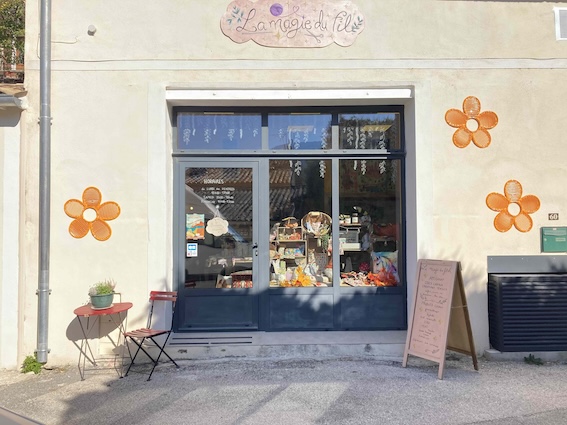 Photo de la vitrine de la boutique la magie du fil