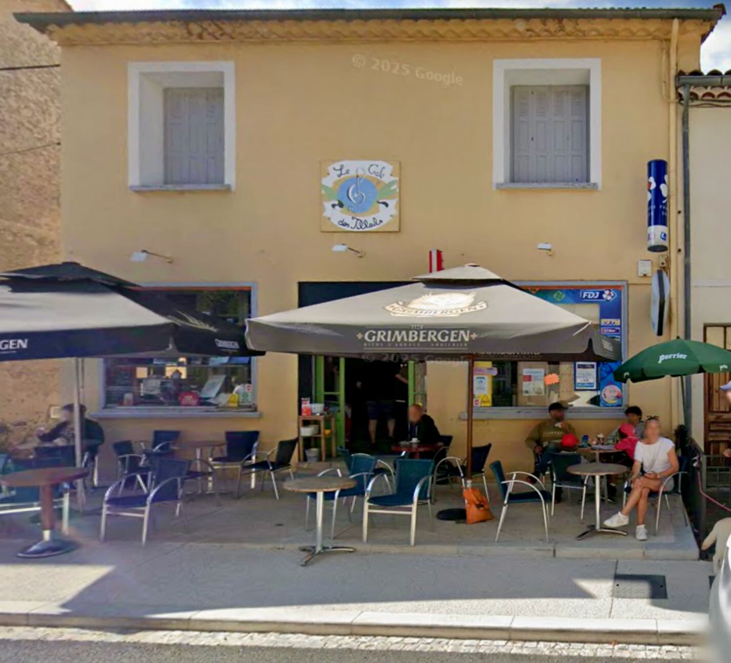 Photo de la façade du café des tilleuls