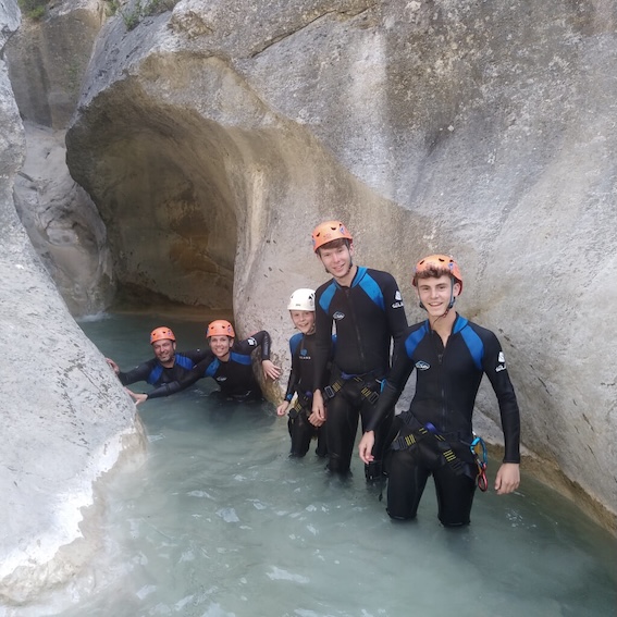 Photo de personnes faisant du canyoning