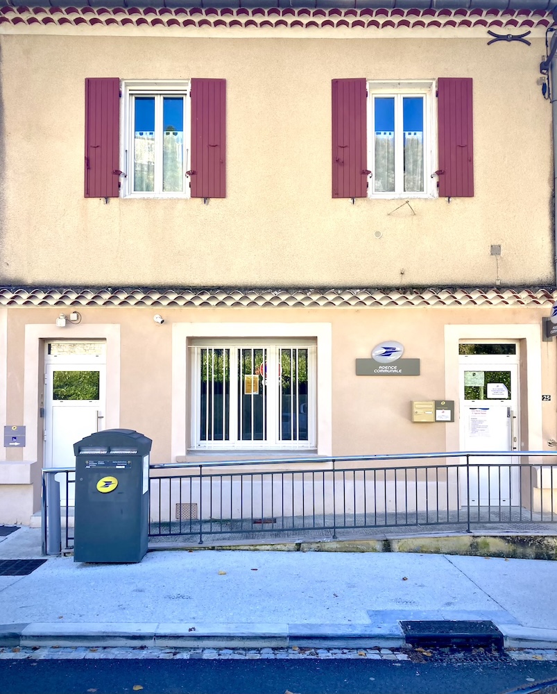 Photo de la façade de la Poste et Banque Postale