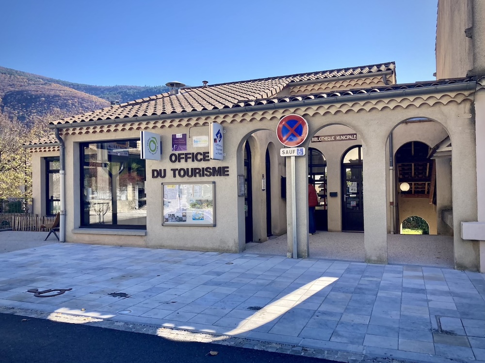 Photo de la façade de l'Office du Tourisme et de la Bibliothèque