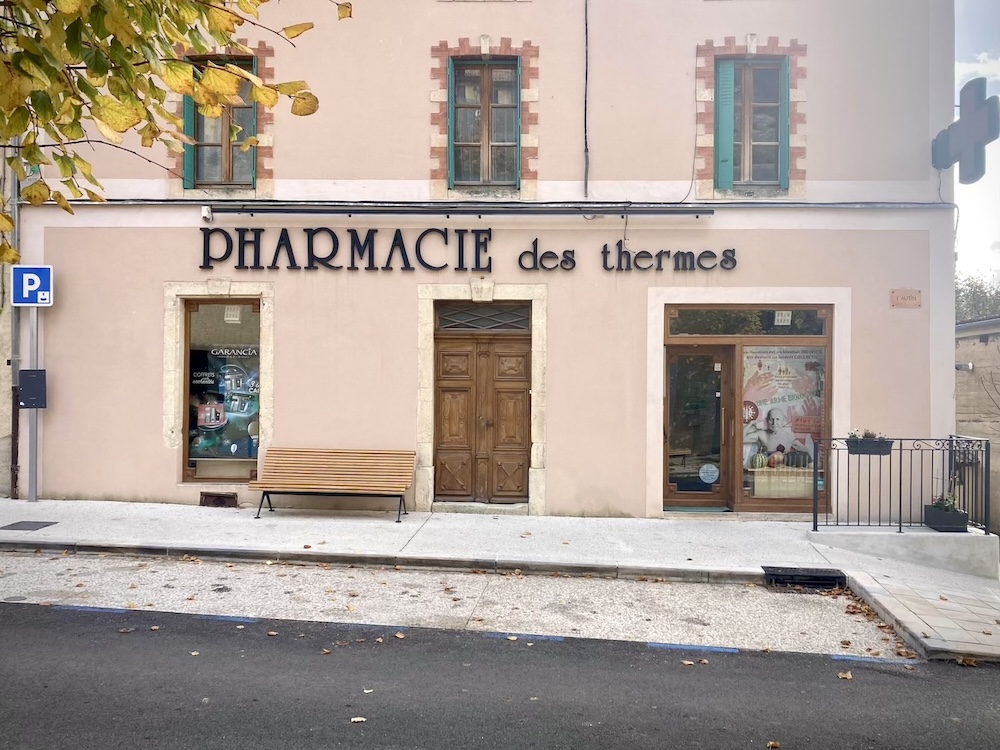 Photo de la façade de la Pharmacie des Thermes